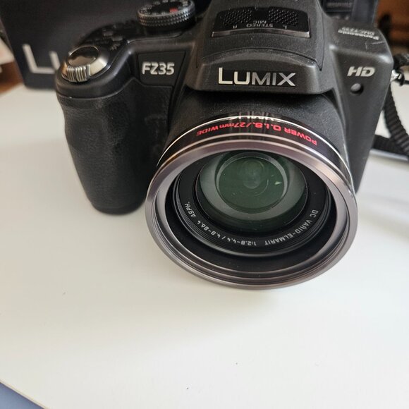 Panasonic Lumix FZ35 18x Zoom Digital Camera in box like new - Picture 2 of 5